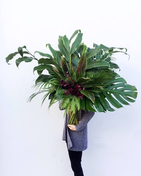 Green Leaf Arrangements, Foliage Arrangements Wedding, Monstera Flower Arrangement, Jungle Flower Arrangements, Tropical Foliage Arrangements, Tropical Leaf Arrangement, Floral Arrangements With Monstera Leaves, Tropical Leaves Arrangement, Tropical Floral Installation