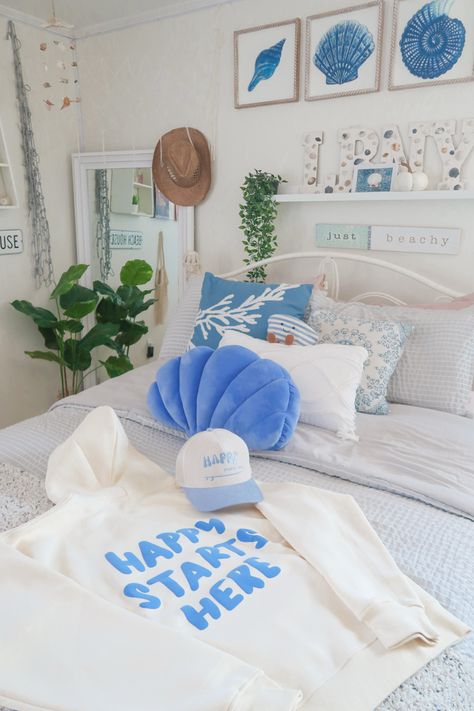 Pink And Blue Beach Aesthetic Room, Cute Beachy Bedroom Ideas, Teen Girl Bedrooms Beachy, Costal Themed Bedrooms, Aesthetic Coastal Bedroom, Beach Bed Rooms, Beach Room Design, Cute Beach Bedroom Ideas, Beachy Vibe Bedroom