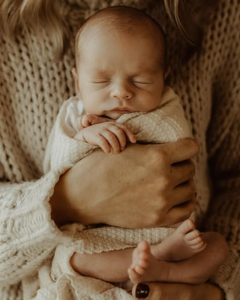 I neeeed more in home newborn sessions 🥹 They’re just so sweet. 🖤 #motherhood #lincolnnebraska #lincolnnebrasksaphotographer #LNK #omahanebraska #eaglenebraskaphotographer #omahanewbornphotographer #omahanebraskaphotographer #lifestyle #lifestylephotography #photography #pregnancyshoot #lifestylephotographer #nebraskaphotographer #nebraskaphotography #eaglenebraskaphotographer #lincolnnebraskaphotographer #maternity #pregnancy #motherhoodphotographer #motherhoodphotography Newborn In Home Session, Newborn At Home, Home Newborn Photos, Lifestyle Newborn Family, Newborn Family Pictures, In Home Newborn Session, Lifestyle Newborn Photos, Baby Pictures Newborn, Newborn Family Photos