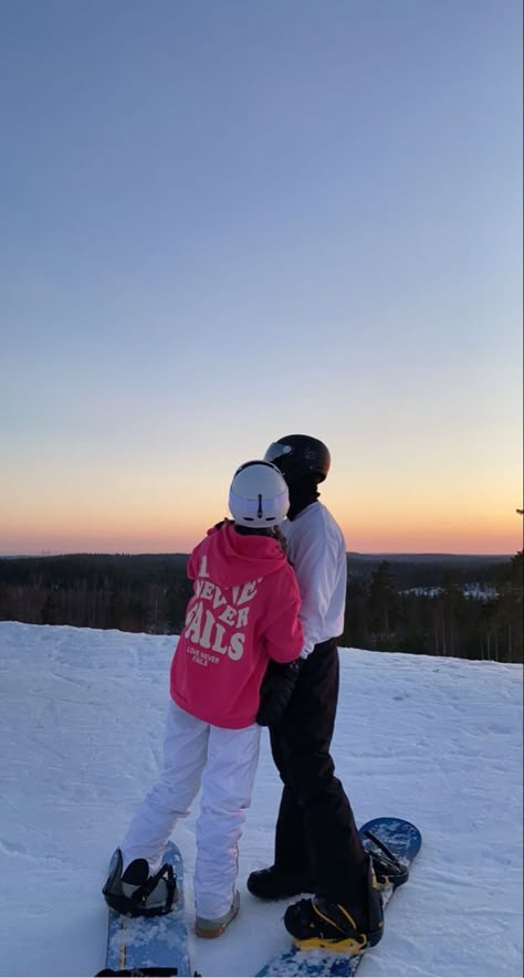 Gen Z Couple Aesthetic, Ski Trip Aesthetic Couple, Snowboarding Couple Aesthetic, Snowboard Couple Pictures, Skiing Couple Aesthetic, Snowboarding Couple Pictures, Ski Couple Aesthetic, Couples Snowboarding, Couple Trip Aesthetic