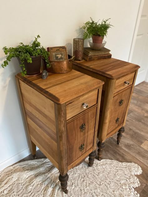 Do you have an antique vanity collecting dust because you don’t have the space or know what to do with it? By repurposing, you can have both beauty and function. Here I’ll show you how I turned a 100 year old vanity into some jaw dropping nightstands!So come on. What are you waiting for?! AFTER BEFORE I started out by deciding which parts I wanted to redesign. This being the second vanity I’ve turned into nightstands, I’ve noticed a pattern: the use of nails. The mirror, along… Vanity Repurpose Ideas, Upcycled Nightstand Ideas, Diy Vintage Nightstand, Old Vanity Ideas Repurposed, Antique Nightstand Makeover, Desk Into Nightstand, Desk Turned Into Nightstands, Drop Side Table Makeover, Vanity Into Nightstands