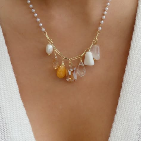 HANDMADE NECKLACE #BeadedNecklaces Jewelry Making Inspiration, Pearl Necklace Ideas, Trending Necklace, Diy Pearl Necklace, Homemade Necklaces, Junk Jewelry, Necklace Inspiration, Beaded Necklace Designs, Trending Necklaces