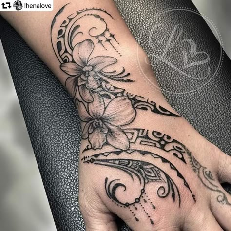 Tattoo Ideas Female Hawaiian, Hawaiian Wrist Tattoo, Hawaiian State Flower Tattoo, Hawaiian Tattoo Sleeve Woman, Maori Tattoo Hand, Hawaiian Hand Tattoo, Hawaiian Turtle Tattoos For Women, Maori Tattoo Designs Women Arm, Samoan Tattoo Designs