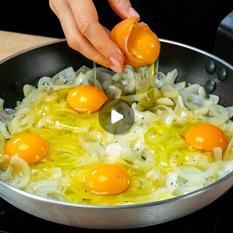 Eggs And Onions, Onion Recipes, Idee Pasto Sano, Healthy Dinner Recipes Easy, Breakfast Foods, Egg Recipes, Quick Recipes, Tortillas, Yummy Snacks