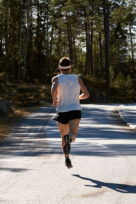 Running Pose, Running Goals, Running Photography, Person Running, Running Singlet, Running Photos, Nyc Marathon, Marathon Training Plan, Running Inspiration