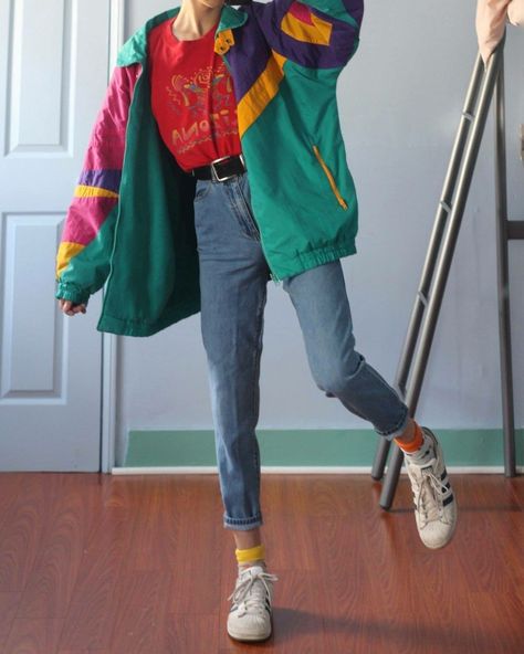 Old school 90’s fashion outfit jacket green red jeans Look 80s, Fashion 80s, Look Retro, Outfit 90s, 80s Outfit, 90s Fashion Outfits, 90s Outfit, Brigitte Bardot, Plaid Skirt