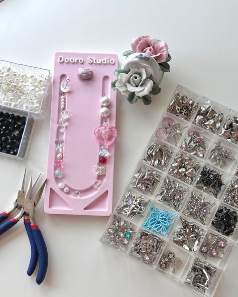 🎀 Dooro bead workshop Toronto 🎀 🕒Friday July 19 1:30pm to 8:00pm 📍962 Queen Street West 💰Price: $70 Available time slot: 1:30-2:30 3:00-4:30 5:00-6:00 6:30-8:00 DM me or @rainbowcollective.ca to book Event Organiser, Dm Me, Toronto, Queen, Beads, Quick Saves