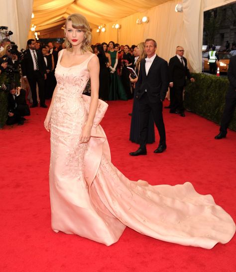 This dress was worn by Taylor Swift at the 2014 met gala. This dress resembles the bustles on dresses from the late 1800s. The dress has lots of draping in the back making it very heavy and bulky like the first bustle period. It also draws from the second bustle period with the sheath look giving it a straight silhouette in the front with the large bustle in the back. -Ryan Falk 04/01/18 Best Met Gala Looks, Gala Themes, Gala Fashion, Met Gala Red Carpet, Jennifer Connelly, Sarah Jessica Parker, Gala Dresses, 2014 Fashion, Fashion Event