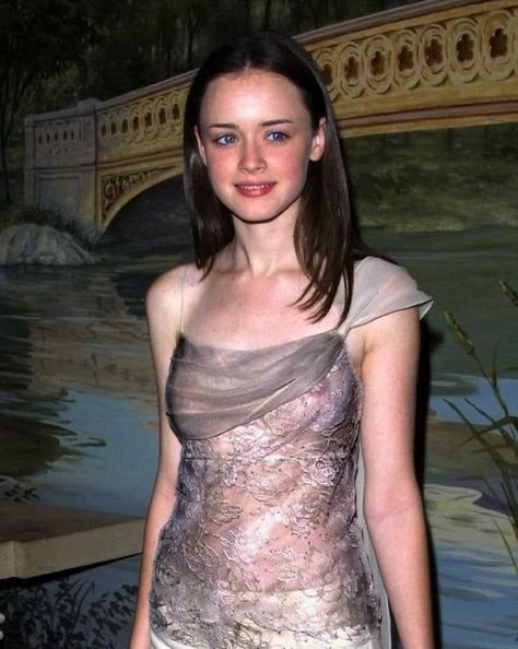 Alexis Bledel Rory Gilmore Style, Alexis Bledel, Bright Winter, Rory Gilmore, Weird Stuff, Cute Pics, Fan Club, Top Women, Gilmore Girls