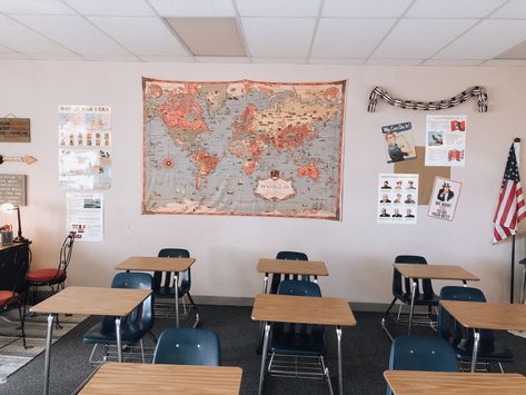 Highschool Aesthetic Teacher, Secondary Teacher Aesthetic, History Teacher Classroom High Schools, School Classroom Highschool, Highschool History Classroom, High School History Teacher Aesthetic, Classroom Decor High School History, Geography Teacher Aesthetic, Highschool History Classroom Decor