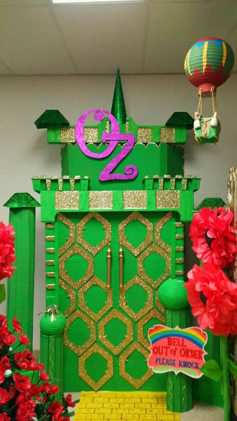 Munchkinland Decorations, Wizard Of Oz Hoco Theme, Wizard Of Oz Wagon Ideas, Wizard Of Oz Spirit Week Ideas, The Wizard Of Oz Door Decorations, Wicked Door Decorations, Wizard Of Oz Emerald City Decorations, Wizard Of Oz Decorations Emerald City, Diy Emerald City Wizard Of Oz