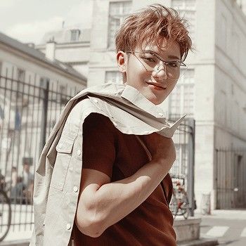 Huang Zitao là một nghệ sĩ đa tài, là thành viên cũ của nhóm nhạc nổi tiếng EXO. Anh ta là một rapper, ca sĩ, diễn viên và nhà thiết kế thời trang. Với giai điệu và phong cách độc đáo, Huang Zitao đã chinh phục lòng người hâm mộ trên khắp Trung Quốc. Xem những video và hình ảnh ấn tượng về Huang Zitao và cùng đắm chìm trong thế giới âm nhạc của anh ta.