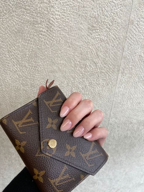 Louis Vuitton Wallet Aesthetic, Pretty Tote Bags, Fun Wallets, Baddie Aesthetic, Louis Vuitton Wallet, Lv Wallet, Accessories Bags, Birthday Present, Aesthetically Pleasing