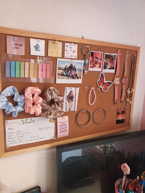 Desk Pin Board Ideas, Dorm Room Cork Board, Work Pin Board Ideas, Pinboard Decoration Ideas, Diy Pin Board Ideas Room Decor, Bullion Board Ideas, Pinboard Ideas Aesthetic Study, Bulletin Board Ideas For Bedroom Aesthetic, Tack Board Ideas