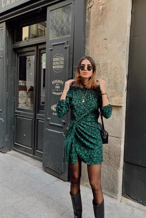 Sabemos donde puedes encontrar el vestido de Mery Turiel con el estampado más perfecto del invierno Zara Dress Outfit, Dress Boots Outfit, Green Dress Outfit, Pattern Draping, Fiesta Outfit, Look Formal, Floral Pattern Dress, Collared Dress, Zara Dress