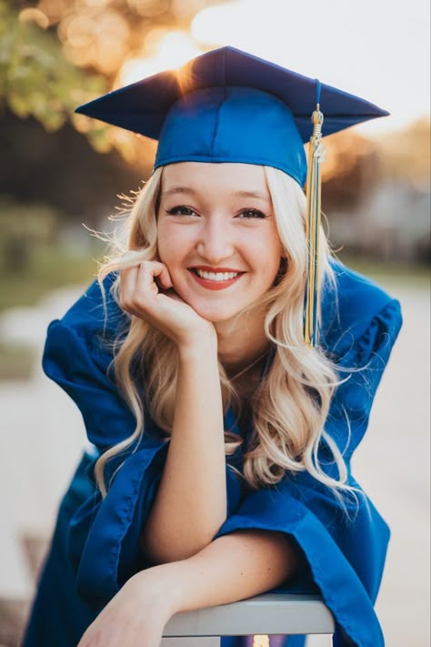 Girl Cap And Gown, Fun Graduation Pictures, Hair For Graduation, Cap And Gown Poses, Graduation Photo Poses, Cap And Gown Pics, High School Graduation Photos, High School Graduation Pictures, College Grad Pictures