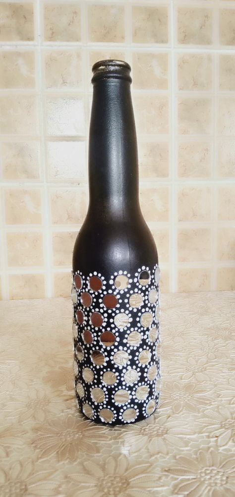 Mirror work on a bottle Bottle Mirror Art, Mirror Bottle Art, Mirror Work On Bottle, Mirror Painting Ideas Art, Mirror Painting Ideas, Bottles Decoration Diy, Beer Bottle Art, Bottle Art Projects, Bottle Paint