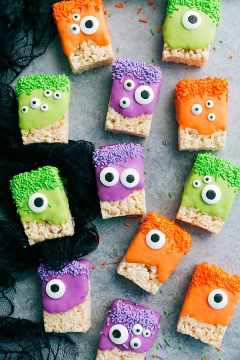 3-ingredients to make these adorable (and delicious) Halloween treats -- Monster Rice Krispies Treats, Peanut Butter Spider Cookies, Nutter Butter Ghosts, and Witch Finger Pretzels. chelseasmessyapron.com Halloween Rice Krispy Treats, Halloween Rice Krispy, Buffet Halloween, Fun Halloween Party Food, Menu Halloween, Delicious Halloween Treats, Pasteles Halloween, Dessert Halloween, Postres Halloween