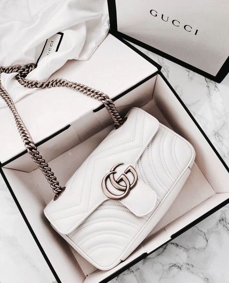 Gucci bag | white Gucci bag | flapped Gucci bag | Chain Gucci Purse Dompet Gucci, Luxury Tumblr, Gucci Fashion Show, Gucci Baby, Gucci Handbag, Gucci Purses, Cheap Purses, Atelier Versace, Luxury Purses