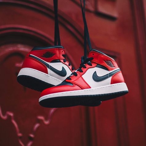 Air Jordan 1 Women Outfit Gym Red,Air Jordan 1 Gym Red Shoe Widgets, Jordan Rouge, Air Jordan 1 Mid Chicago, Jordan Shoes Wallpaper, Jordan 1 Red, Jordan 1 Mid Chicago, Sneakers Nike Jordan, Shoes Wallpaper, Jordan Shoes Girls