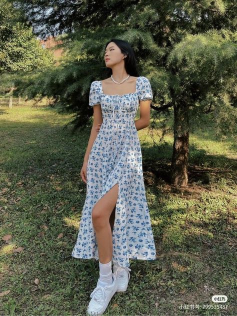 Modest Picnic Dress, Picnic Dresses Aesthetic, Poses For Floral Dresses, Cute Outfits For Picnic, Picnic Dresses Outfits, Floral Dress Outfits Casual, Long Summer Dresses Aesthetic, Floral Dress Outfits Aesthetic, Floral Picnic Dress