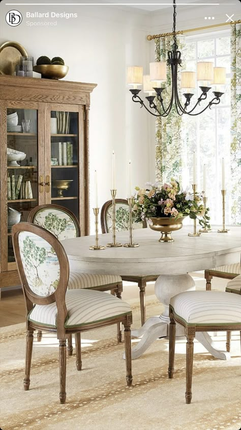 Rounded Dining Bench, French Dining Table Decor, French Country Formal Dining Room, Dinning Room Cottage, French Inspired Dining Room, Modern Parisian Dining Room, Dining Room Ideas Vintage, French Dining Room Ideas, Modern French Dining Room