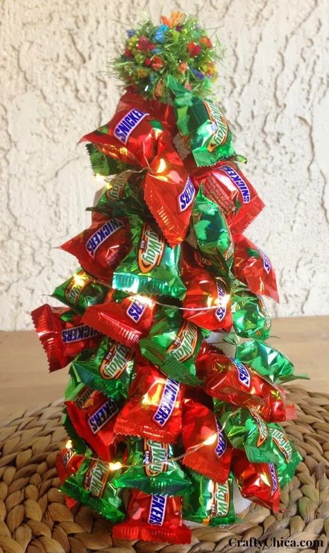 Candy Tree DIY (With lights!) - The Crafty Chica Christmas Candy Crafts, How To Make Candy, Diy Christmas Candy, Candy Arrangements, Tree Centerpiece, Candy Bouquet Diy, Christmas Candy Gifts, Candy Christmas Tree, Candy Tree