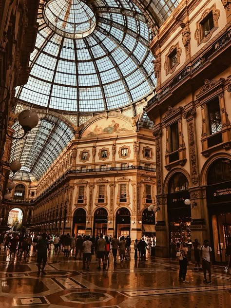 Boulevard Design, Milano Aesthetic, Milan Photography, Milan Shopping, Rome Attractions, Milan City, Italy Vibes, Galleria Vittorio Emanuele Ii, Milan Cathedral