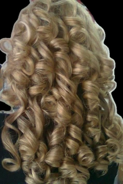 Big Curls For Long Hair, Ringlets Hair, Blonde Hair Goals, Curly Blonde Hair, Stile Hijab, Bouffant Hair, Aesthetic Girly, Curls For Long Hair, Blonde Curly Hair