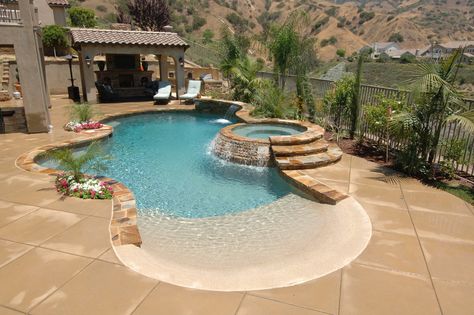 Awesome pool and hot tub Walk In Pool, Oberirdischer Pool, Ideas De Piscina, Kleiner Pool Design, Beach Entry Pool, Freeform Pools, Small Swimming Pools, Swimming Pool Ideas, Yucca Plant