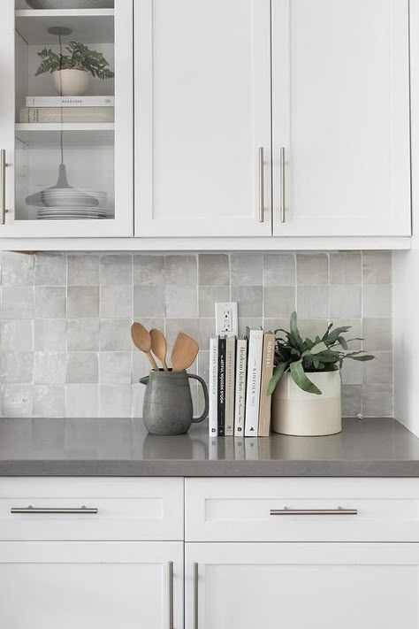 White Shaker Kitchen Cabinets, Light Grey Kitchens, Gray Counter, White Shaker Kitchen, Shaker Kitchen Cabinets, Grey Countertops, Kitchen Backsplash Designs, Casa Country, Transitional Kitchen