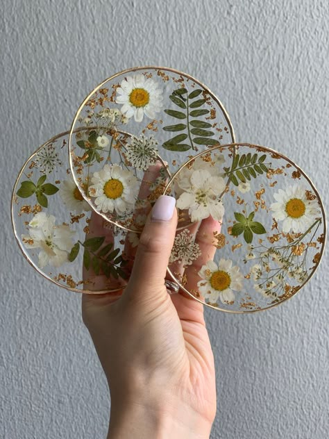 Dried Flower Coasters, Baby Shower Modern, Diy Fleur, Shower Modern, Flower Coasters, Modern Coasters, Dried Pressed Flowers, Pressed Flower Crafts, Dried And Pressed Flowers