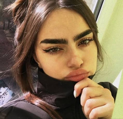 Thick Eyebrows Natural, Thicker Eyebrows Makeup, Thick Eyebrow Shapes, Ivana Santacruz, Big Eyebrows, Eyebrows Goals, Straight Eyebrows, Bushy Eyebrows, Dark Eyebrows