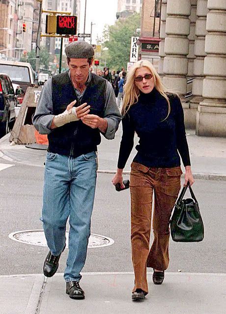 John & Carolyn Bessette Kennedy Carolyn Bassette, Caroline Bessette, Five Jeans, Carolyn Bessette, John Junior, Elegante Y Chic, Jfk Jr, The Kennedys, Priscilla Presley