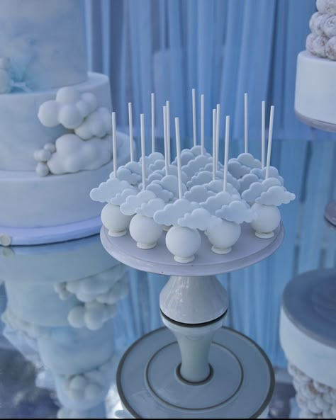 Cloud Theme Party, Cloud Baby Shower Theme, Cloud Party, Cloud Theme, Classy Baby Shower, Idee Babyshower, Baby Shower Theme Decorations, Moon Baby Shower, Baby Gender Reveal Party