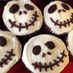 Creepy Halloween Skull Cupcakes - Allrecipes.com Candy Corn Jello Shots, Diy Halloween Food, Skull Cupcakes, Savory Popcorn, Creepy Halloween Food, Kids Halloween Food, Cupcake Recipes Chocolate, Spooky Treats, Halloween Cake