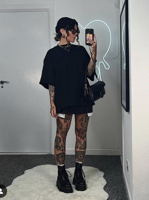 Woman Alternative Style, Alt First Date Outfit, Sporty Edgy Outfits, Black Hairstylist Outfits, Sporty Goth Outfits, Tattoo Outfit Woman, Edgy Birthday Outfit, Outfits With Tattoos, Fishnet Tights Outfit Grunge