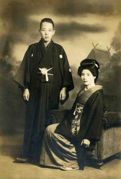 Antique Japanese Photo – Man and Woman Kimono Portrait Traditional Japanese Wedding, Japanese Bride, Madama Butterfly, Japanese Couple, Rave Ideas, Secret Kitchen, Native American Chief, Antique Photography, Male Kimono