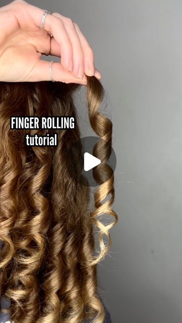 How To Do Finger Curls, How To Curl Wet Hair, How To Curly Hair Curl Tutorial, Finger Rolling Curly Hair, Middle Curly Hair, How To Finger Curl Hair, How To Do Curly Hair Curl Tutorial, Finger Curls Tutorial, How To Make Curls