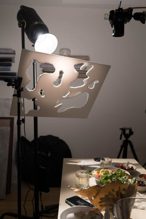 Product Shoot Lighting Setup, Light Setup Photography Product, How To Set Lighting For Photo, Product Photography Set Design, Diy Gobo Lighting, Lighting Set Up Photography, Product Photoshoot Setup, Diy Photo Set Up, Photography Set Design Ideas