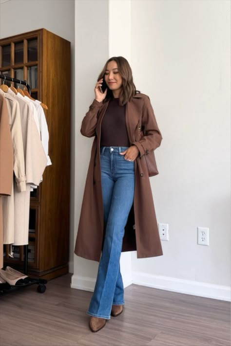 Casual Chic Flare Jeans, Classic Casual Womens Fashion, Dark Wash Denim Jeans Outfit, Modest Flare Jeans Outfit, Fall Denim Shirt Outfit, Flared Jeans Styling, Outfits Pantalon Campana, Classic Womens Outfits, Winter Outfits With Pants