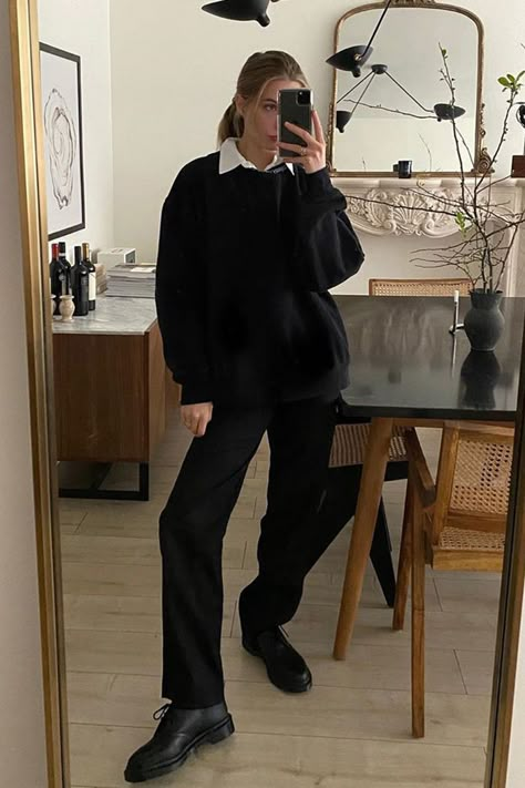 oversize black sweaters Christie Tyler, Oversize Sweaters, Black Sweater Outfit, Photo School, Oversized Black Sweater, Dark Academia Outfit, Big Knits, Mode Inspo, Work Looks