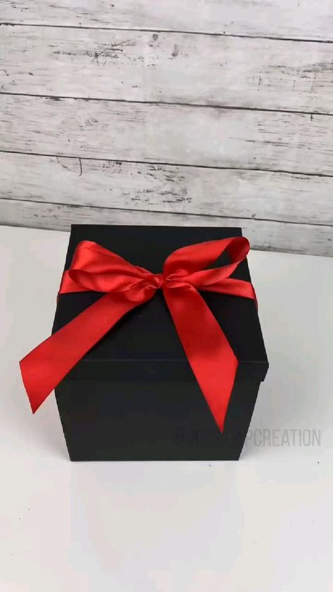 Explosion Tutorial, Explosion Box Tutorial, Valentines Gift Box, Wrapped Gifts, Birthday Gifts For Boyfriend Diy, Box Tutorial, Diy Birthday Gifts For Friends, Candy Gift Box, Diy Gift Set