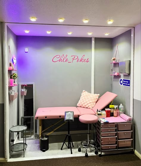 Pink tattoo area Basement Tattoo Studio, Diy Tattoo Shop Decor, Tattoo Shop Business Plan, Esthetician At Home, Mobile Tattoo Studio, Private Tattoo Studio Interior, Tattoo Artist Setup, In Home Tattoo Studio, Small Microblading Studio Ideas