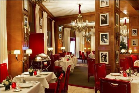 #Eat a fabulous #dinner at the #luxurious #FouquetsBarriere in #Paris. #F1S #travel #hotel Luxury Restaurant Aesthetic Night, Paris Dinner Restaurant, French Fine Dining Restaurant, Girafe Restaurant Paris Night, Modern Man Cave, Hotel Costes Paris Restaurants, Diner Decor, Vintage Cafe, Paris Cafe