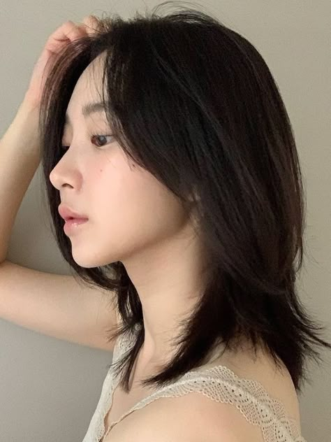 (Korean Layered Haircut) hush cut for medium length hair Haircuts Korean Women, Haircut Ideas Short Layered, Hush Cut For Short Hair, Korean Hair Medium Length, Mid Length Bob Hairstyles For Fine Hair, Short Layered Haircuts Asian, Medium Hair Layered Haircut, Hushcut Medium Hair, Girl Medium Haircut