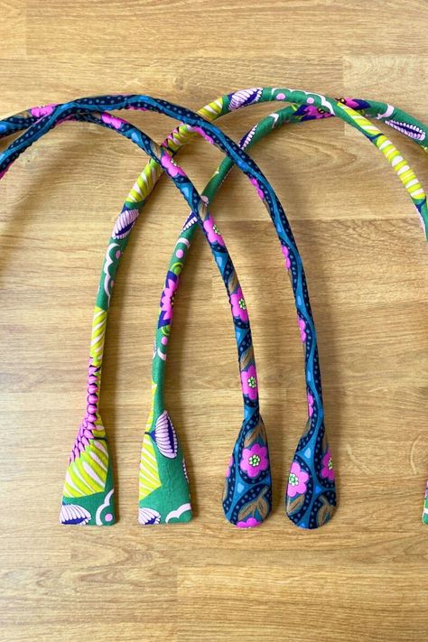 Diy Bag Strap Ideas, Diy Purse Handles, Diy Bag Strap, Sewing Handbag, Diy Sewing Tutorials, Fabric Purse, Perfect Purse, Fabric Pen, Quilt Binding