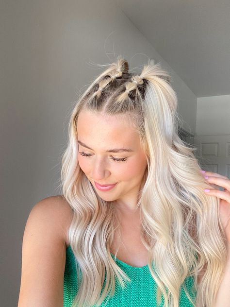 Cute Hairstyles Festival, Good Concert Hairstyles, Cool Concert Hairstyles, Cute Bubble Braids Half Up Half Down, Taylor Swift Eras Your Hair Ideas, Hair Ideas For Festivals, Hair Up For Concert, Festival Hair And Makeup Ideas, Festival Hair Ideas Long Hair