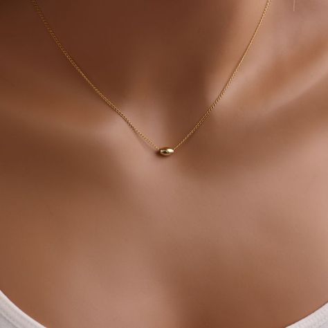 Single Bead Necklace - Top quality 14K Gold filled necklace made with an oval bead sliding freely along a delicate Curb chain. ⊹⊹⊹⊹⊹⊹⊹⊹⊹⊹⊹⊹⊹⊹⊹⊹⊹⊹⊹⊹⊹ ★ Material: 14k gold filled. ★ Bead size: 7mm x 3mm. ★ Chain length: 15"- 20" of your choice (16" in the picture). ★ Looks great on its own or when layered with other necklaces. Simple Necklace Gold, Dainty Necklace Gold, Short Note, Antique Necklaces Design, Necklace Top, Antique Necklaces, Gold Necklace Simple, Small Necklace, Tiny Charm