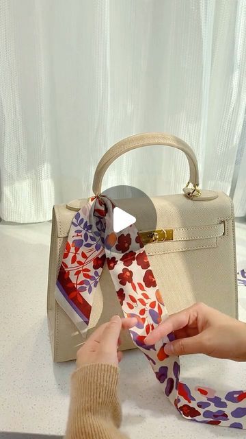 ilymix ❤ on Instagram: "How to tie silk scarf on handbags. #bags #baglover #handbags #handbagaddict #handbaglover #fashionstyle #fashionblogger #styleblogger #purse #fashionhacks" How To Tie Scarf On Bag, How To Tie A Scarf On A Purse, Scarf On Purse, Tie Silk Scarf, Scarf On Bag, Scarf Hacks, Hermes Twilly, Scarf Bag, Bag Scarf